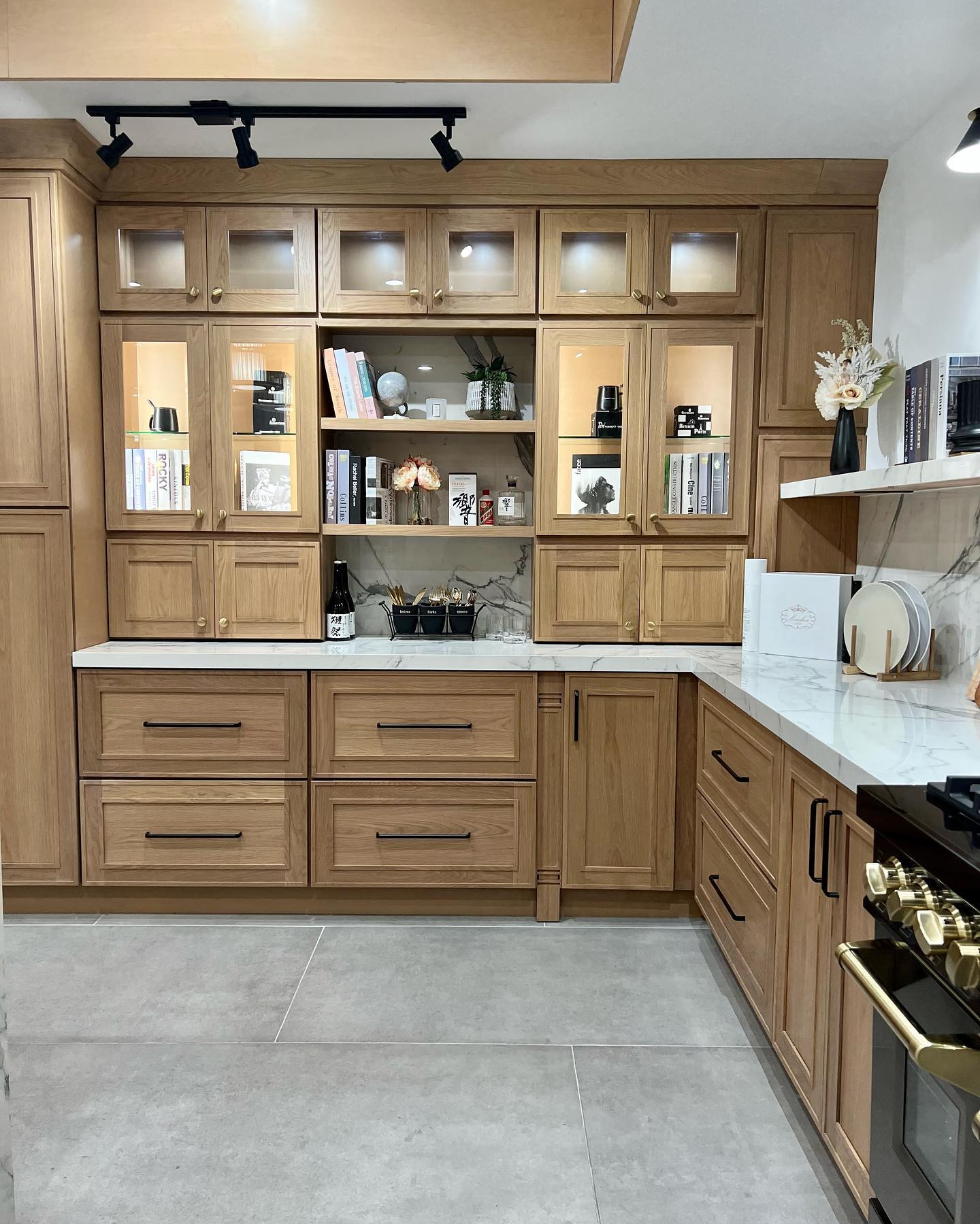 Elegant Shaker Oak