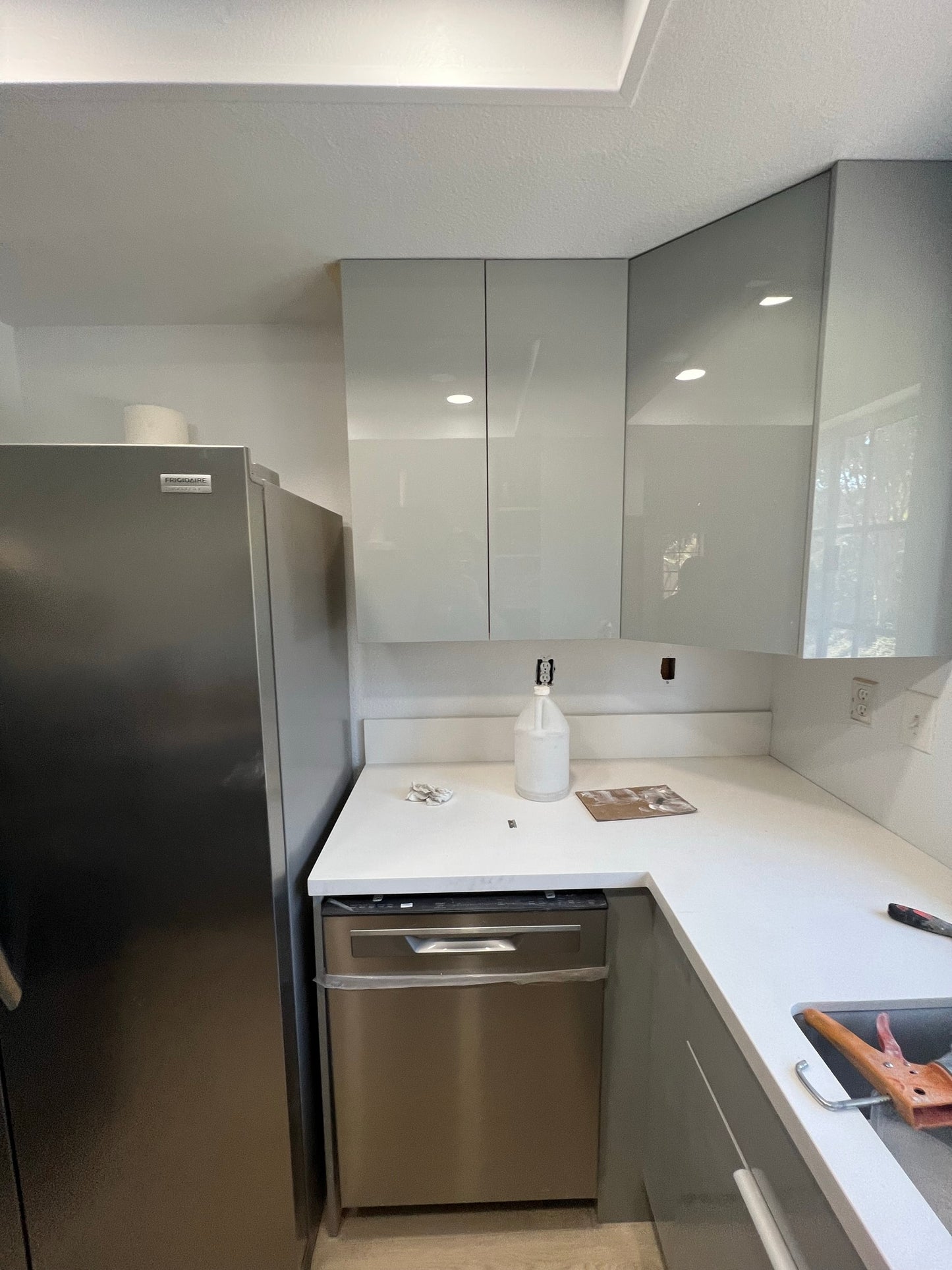 Gloss Light Grey European