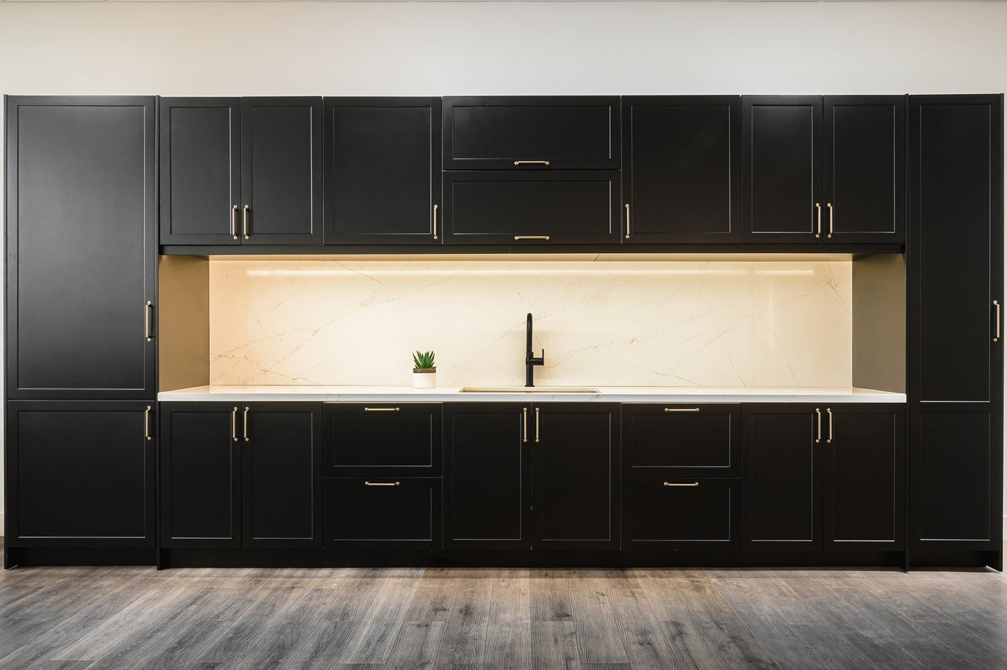 Noir Frameless Shaker