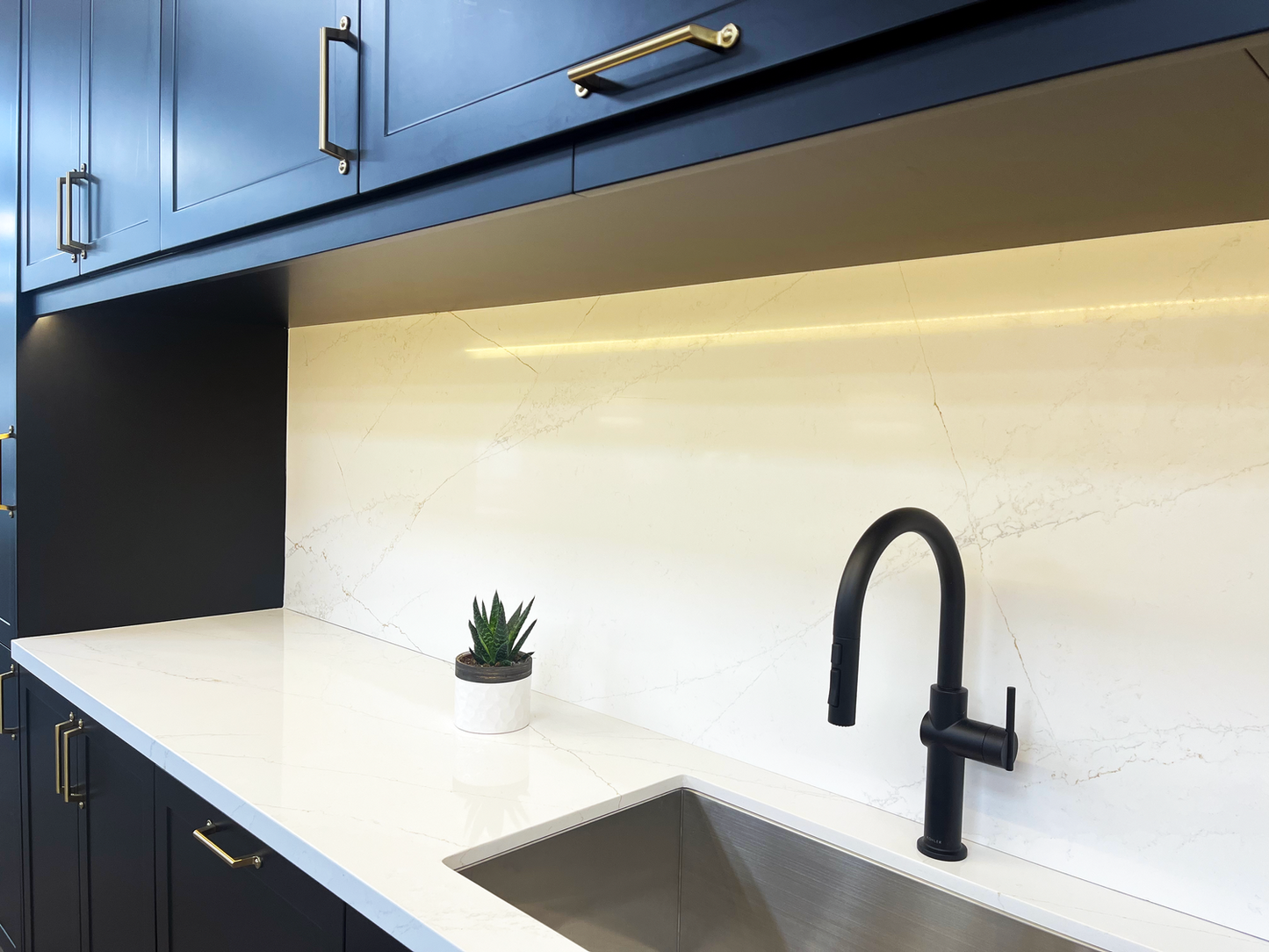 Noir Frameless Shaker