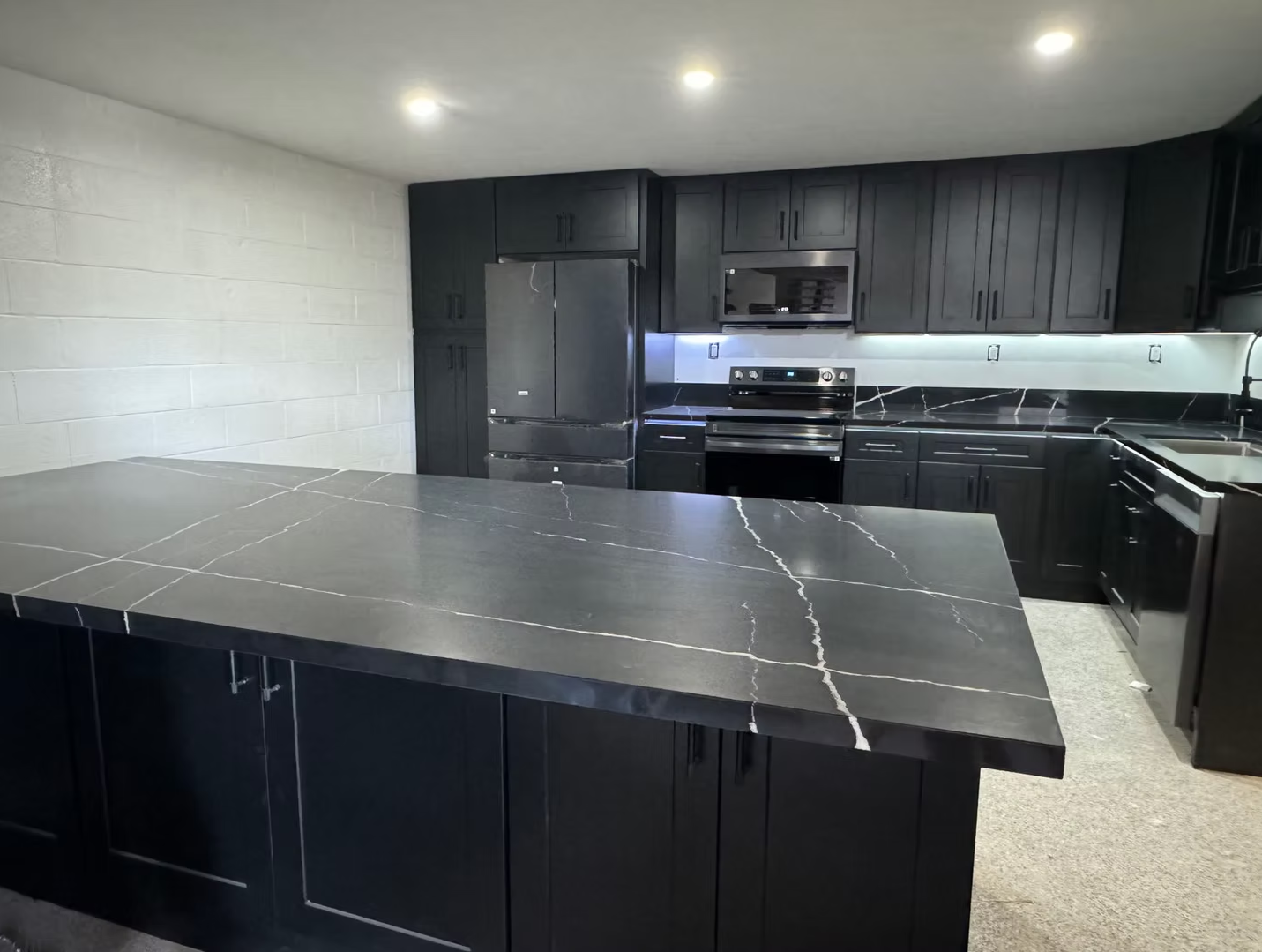 Black Marquina Quartz Slab
