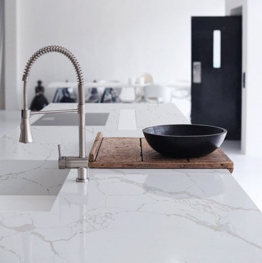 Calacatta Stratus Quartz Slab
