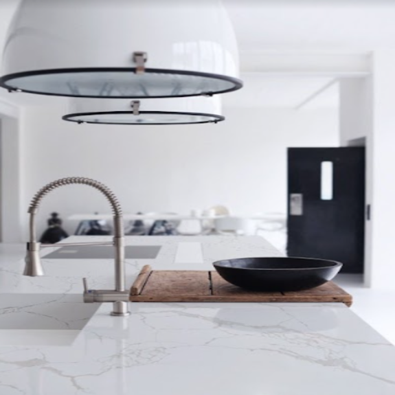 Calacatta Stratus Quartz