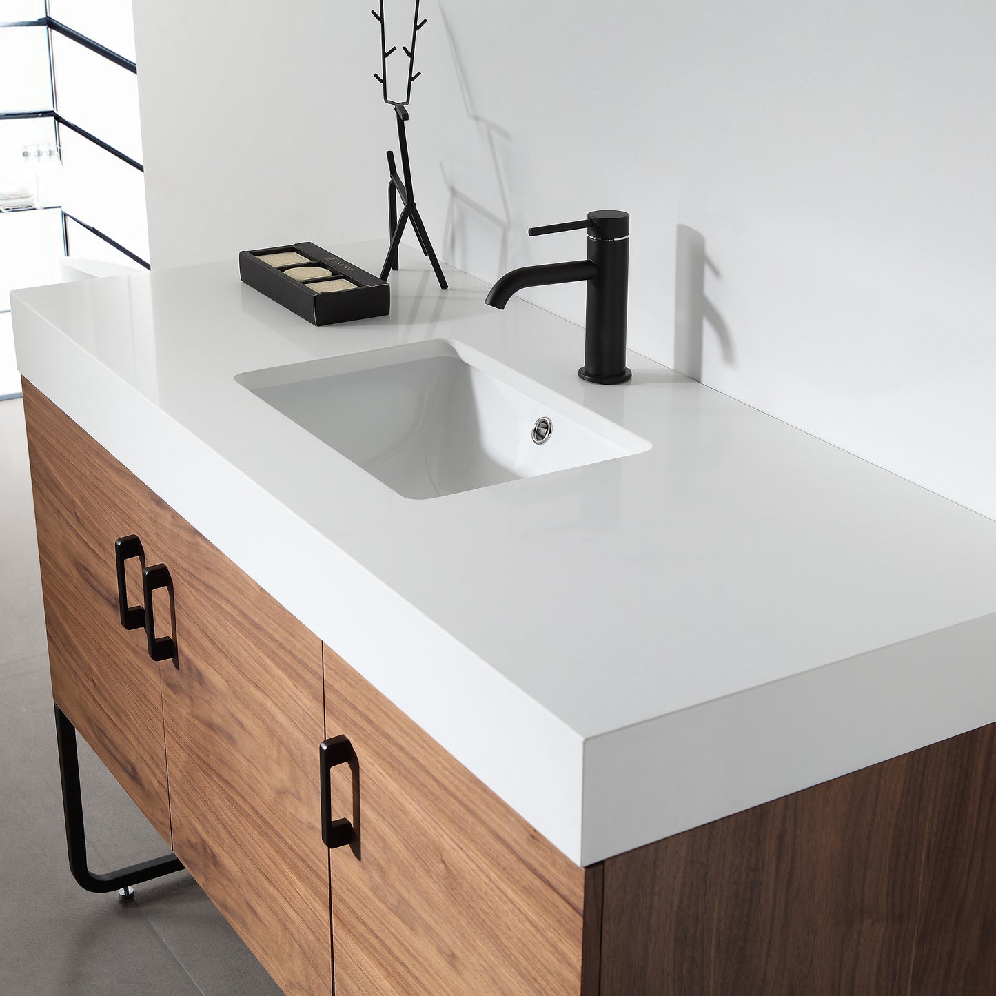 Veemon 48" Freestanding Bathroom Vanity with Pure White Quartz Top and Ceramic Undermount Sink