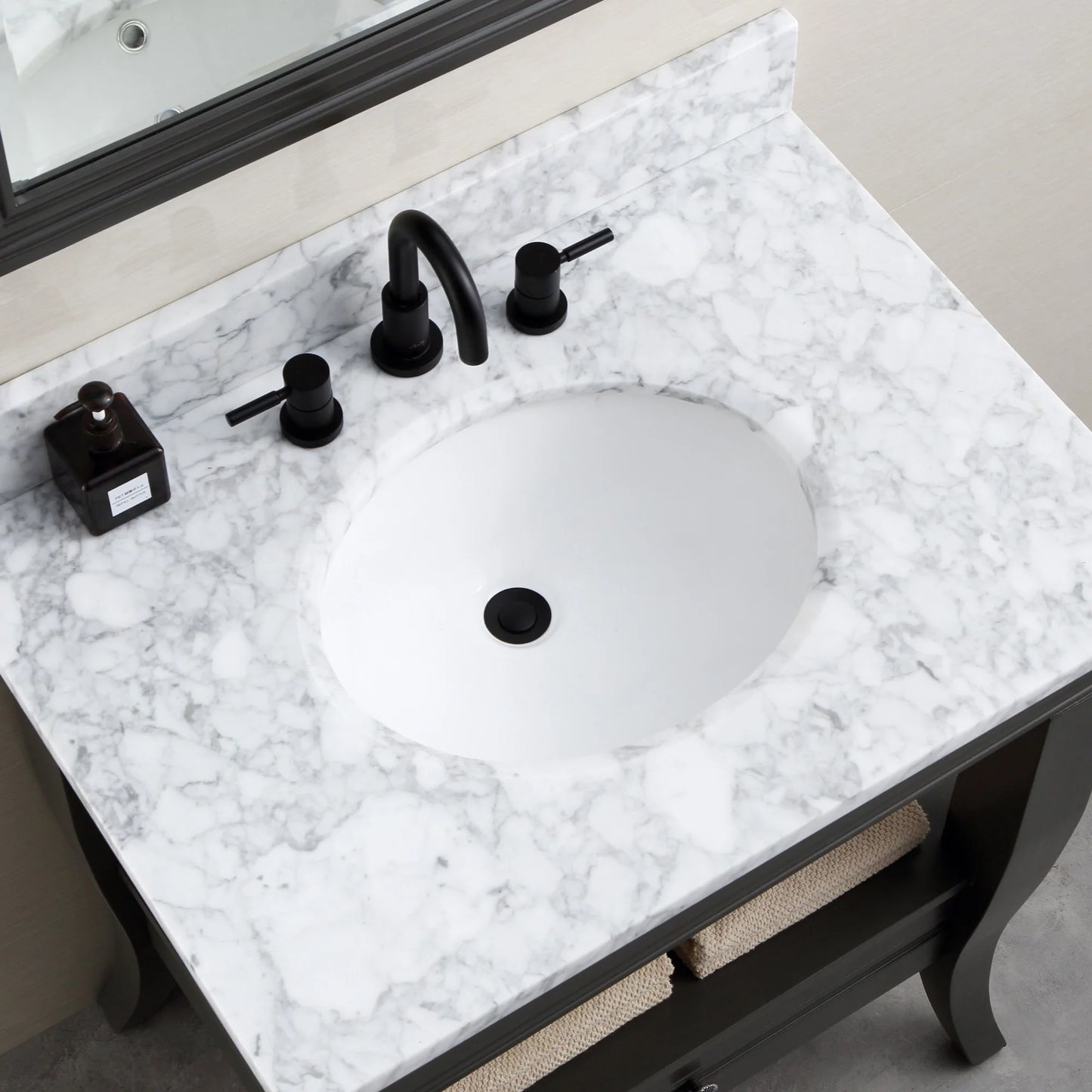Bai undermount bathroom sink in vitreous china, round or oval