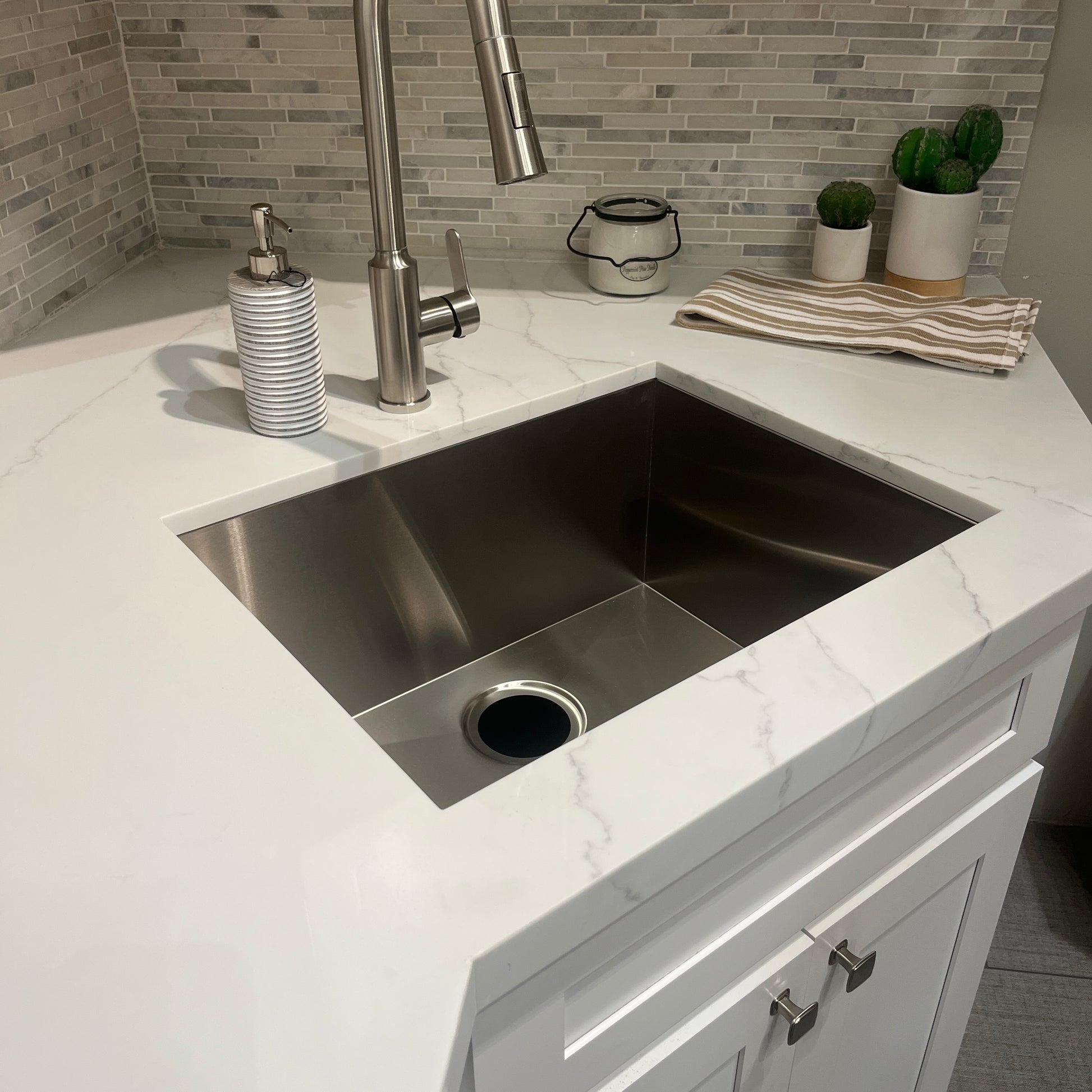 Additional view 11 of the Calacatta Dream engineered quartz slab