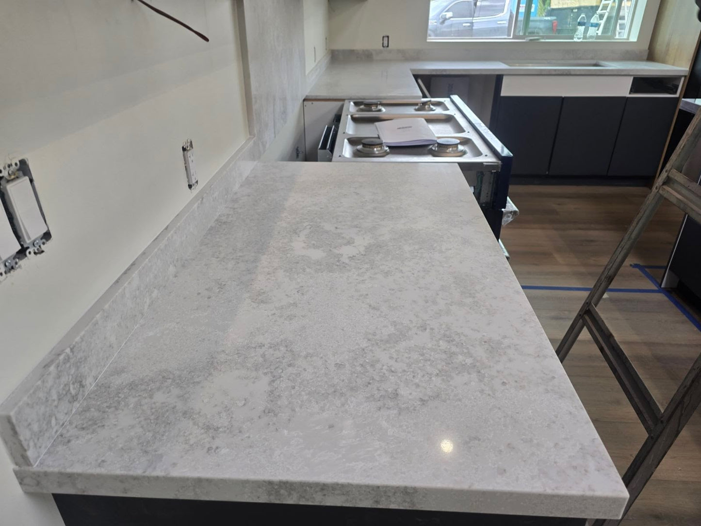 ES-Luna Bianca Quartz Slab
