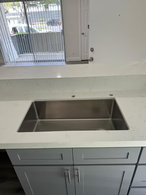 GM-White Venatino Quartz Slab