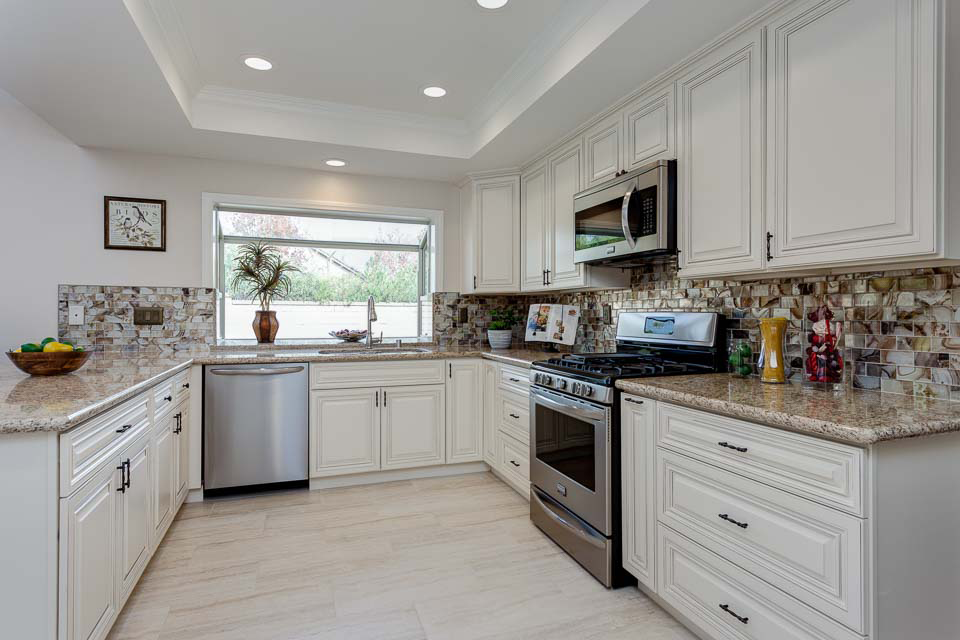 GC-Antique White Raised Panel